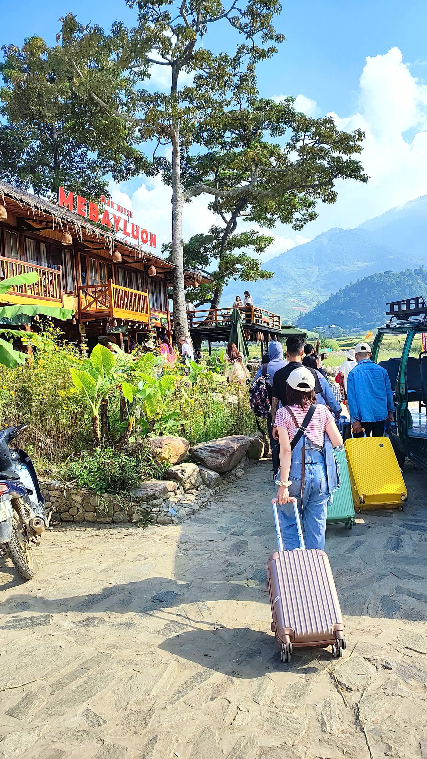 Khách đến checkin phòng Mebayluon Clubhouse