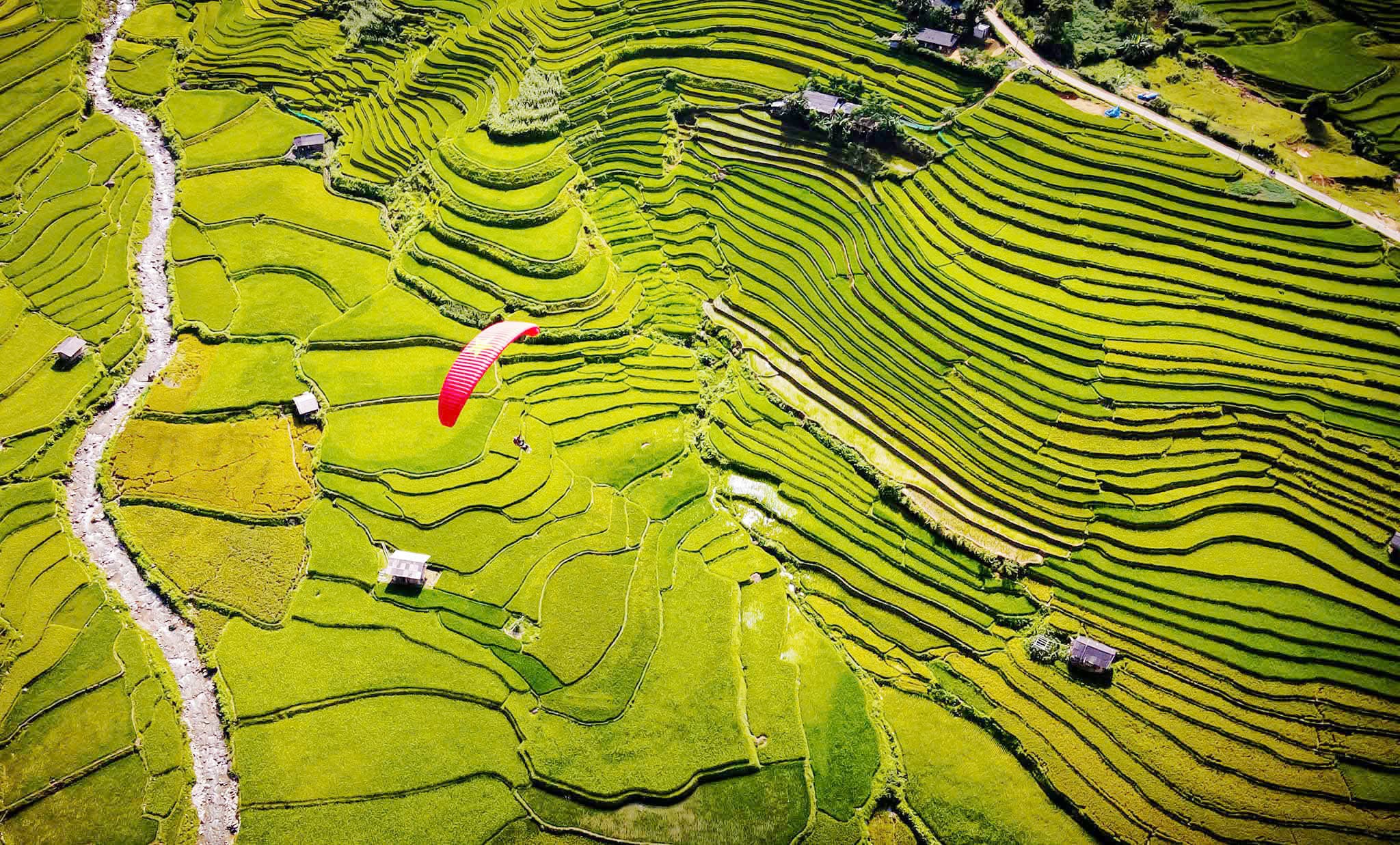 Khách chuẩn bị trang bị trước chuyến bay dù lượn