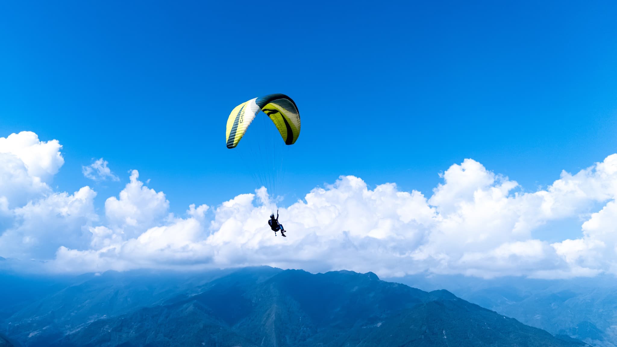 Bay dù lượn trên đèo Khau Phạ, Mù Cang Chải