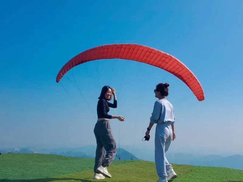 Trời mưa có bay dù lượn được không? Khi nào chuyến bay phải hoãn