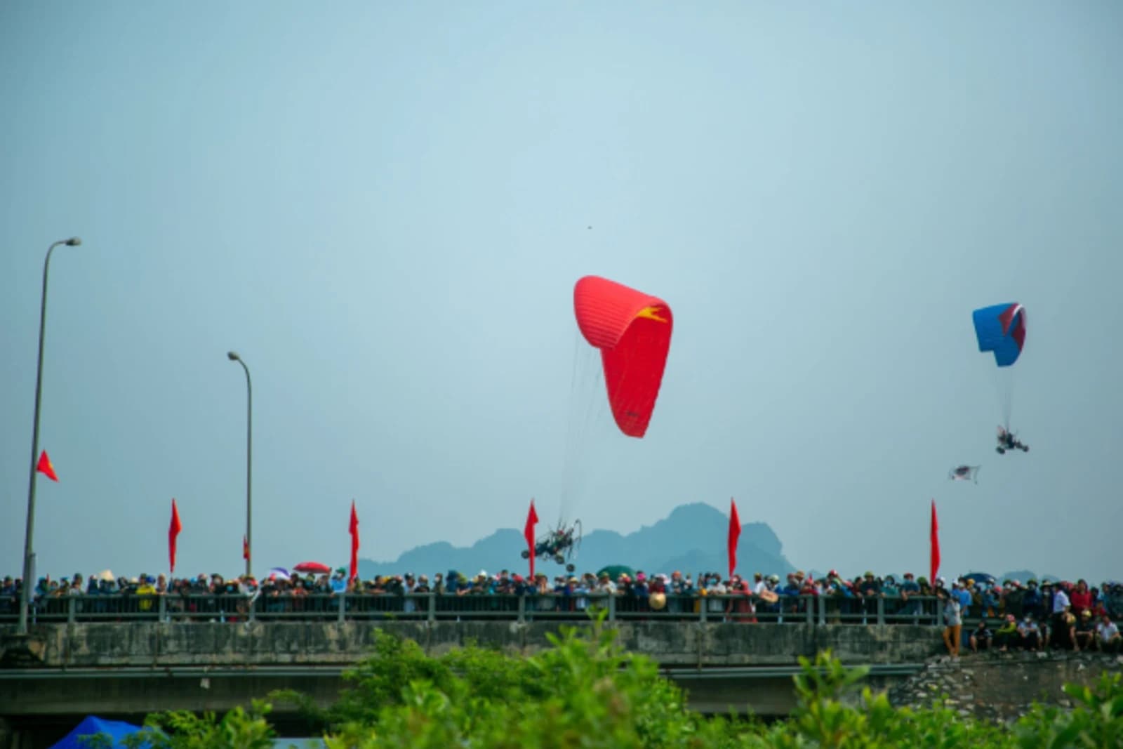 Biểu diễn dù lượn động cơ tại Quỳ Hợp, Nghệ An 2023