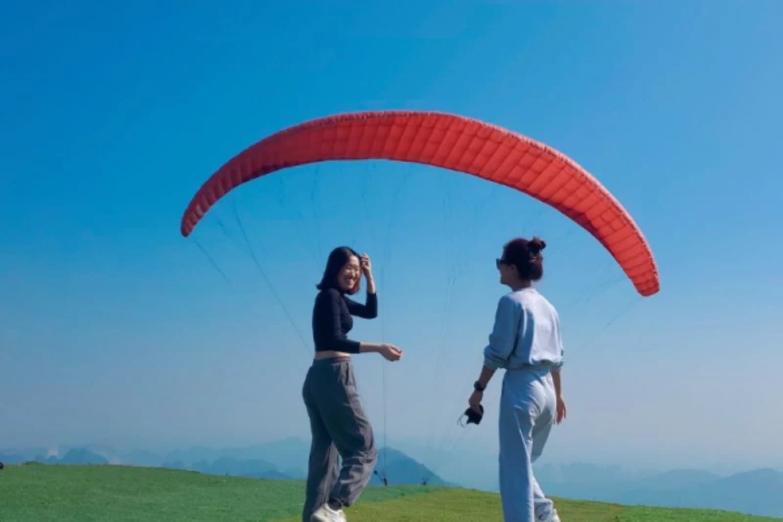 Trời mưa có bay dù lượn được không? Khi nào chuyến bay phải hoãn