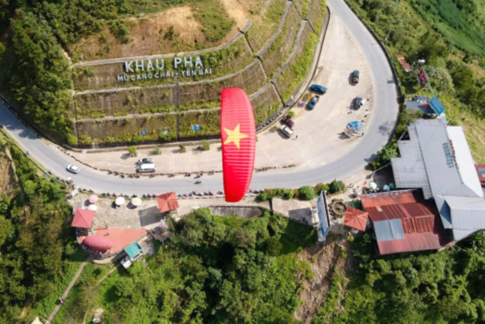 Điểm cất cánh và hạ cánh dù lượn đèo Khau Phạ có gì?