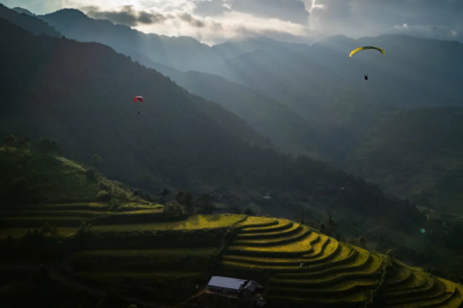 Phòng tránh bị thổi lùi ra sau núi khi bay dù lượn