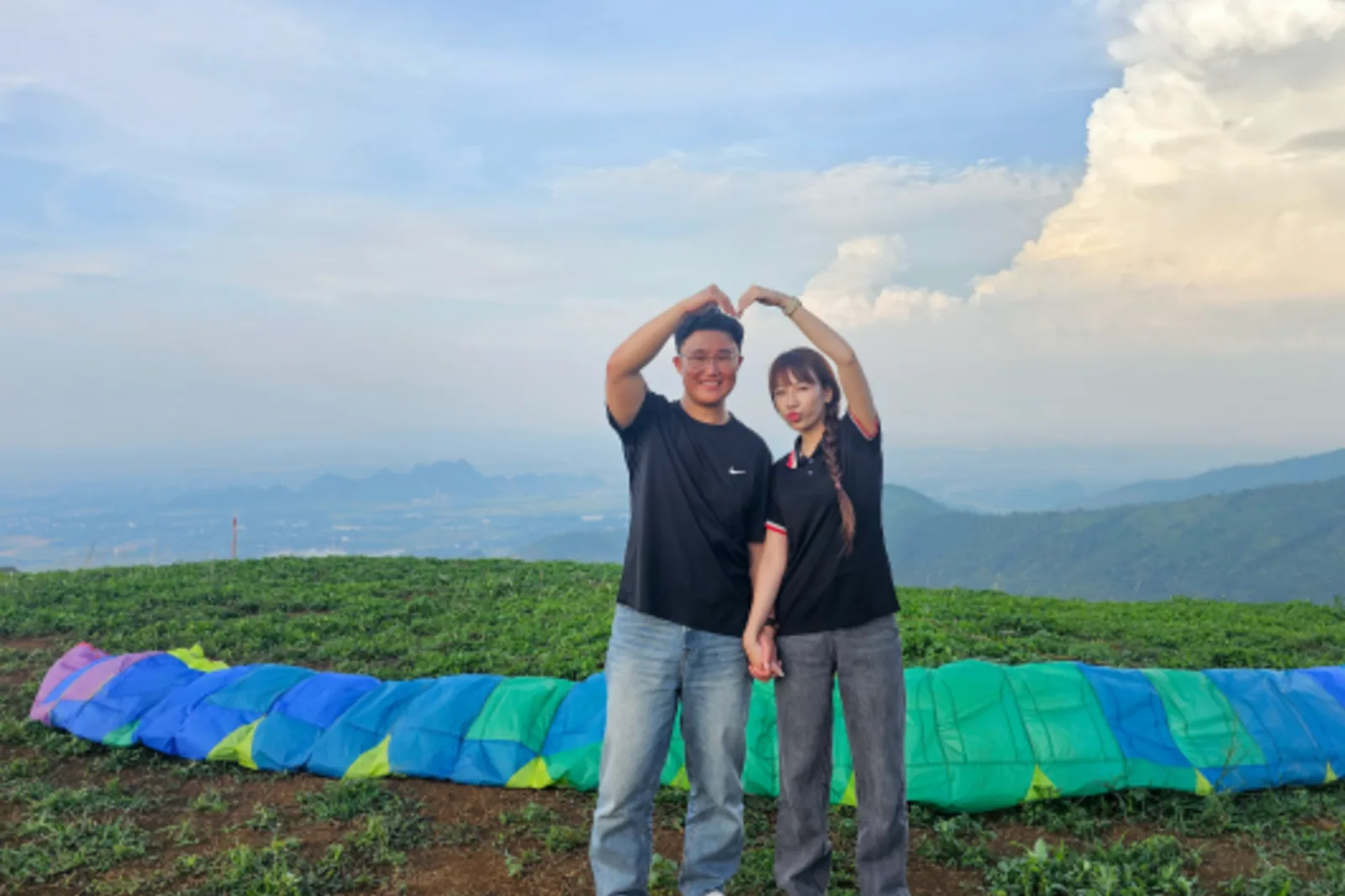 Quà Valentine khác biệt: một chuyến bay dù lượn đôi
