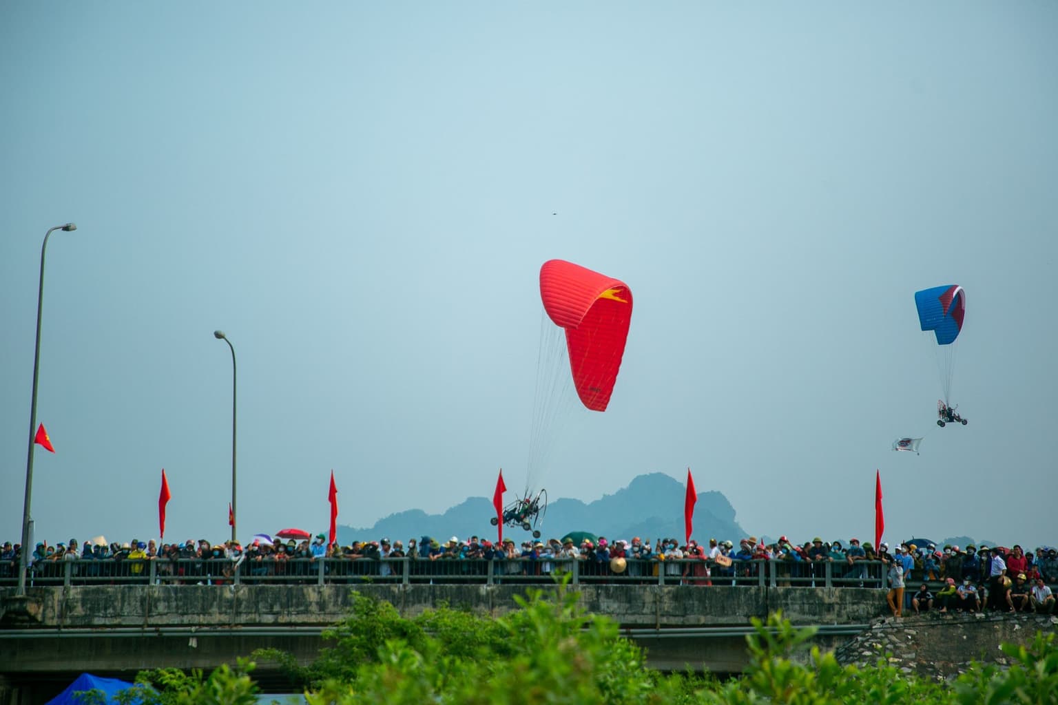 Ấn tượng màn bay dù lượn lần đầu tổ chức ở huyện miền núi