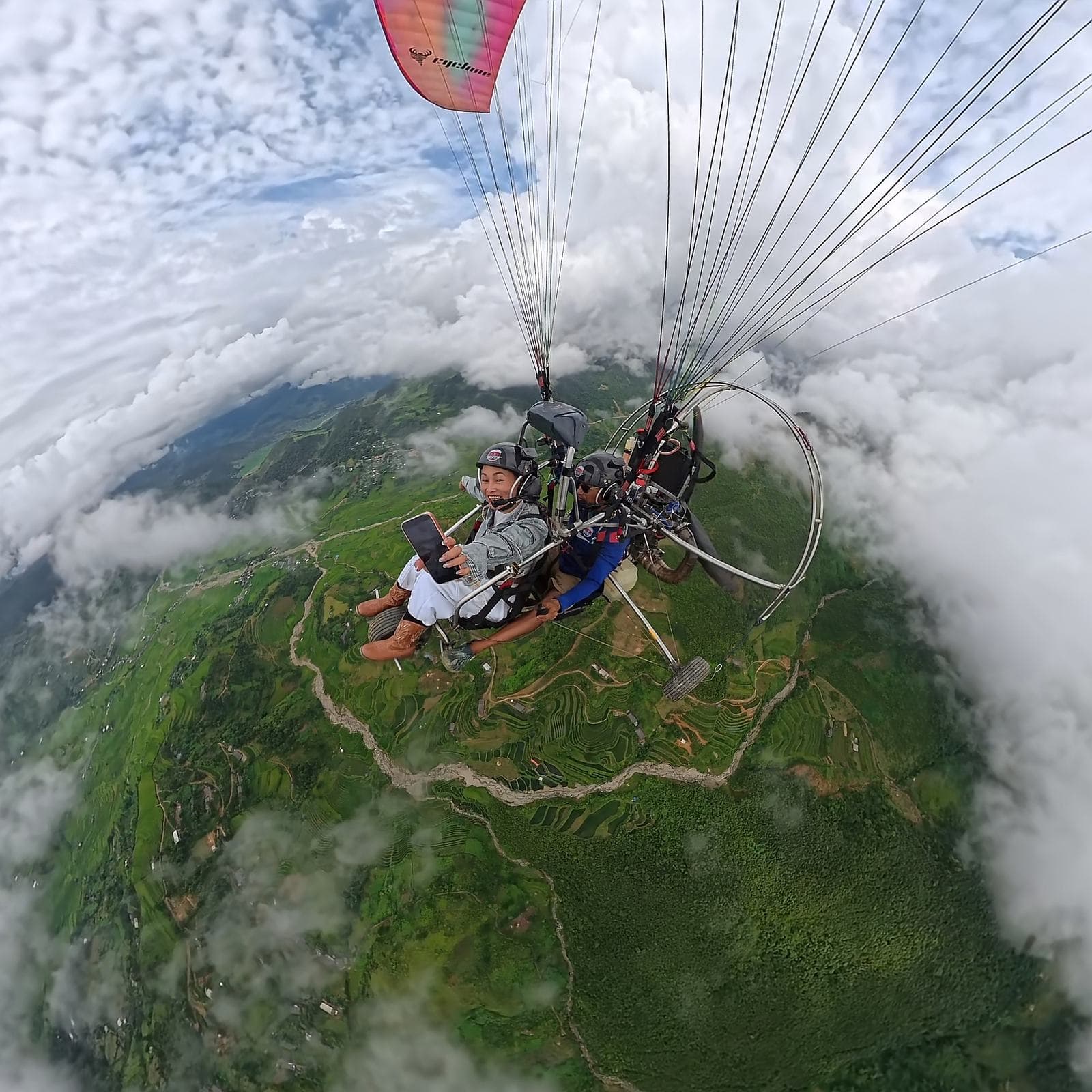 Paramotor Khau Phạ: Dù Lượn Có Động Cơ Ở Mù Cang Chải — Giá 2026, Gói Bay 10–25 Phút, Săn Mây Và Hoàng Hôn
