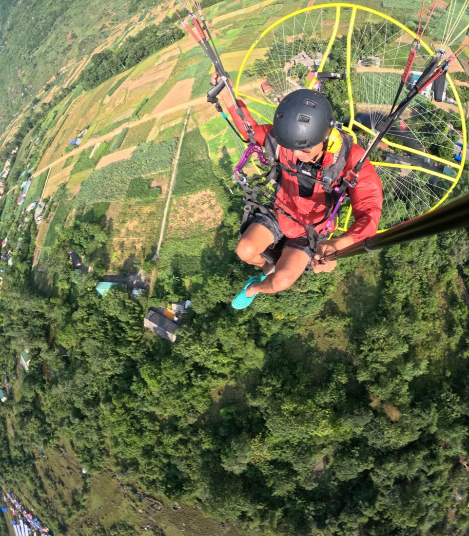 Nhìn từ trên xuống: ruộng nhỏ, đường đất, rừng và mái nhà xen nhau. Đó là những gì bạn có để chọn khi chết máy.