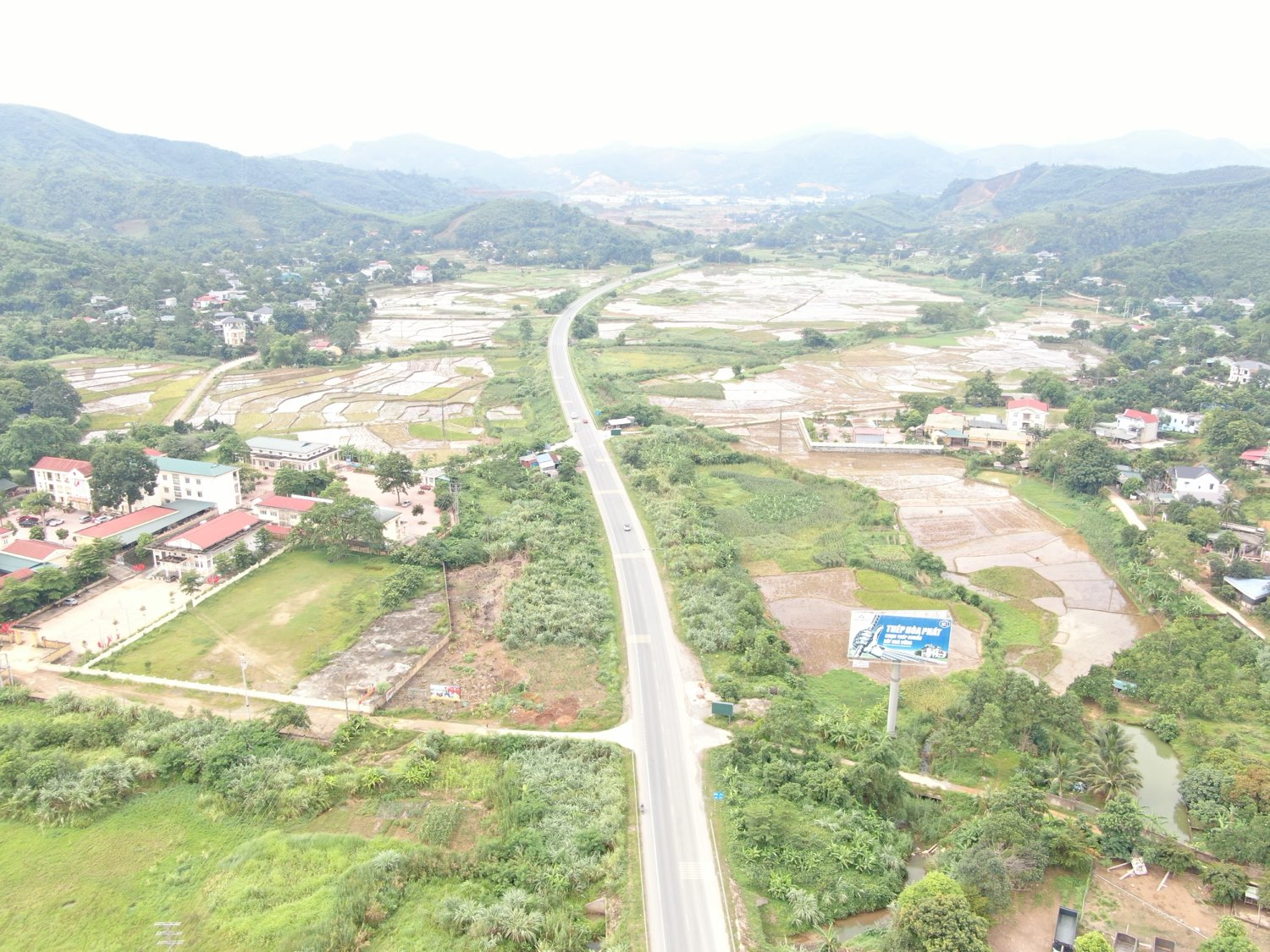 Con đường và đồng ruộng dưới chân núi Viên Nam nhìn từ flycam