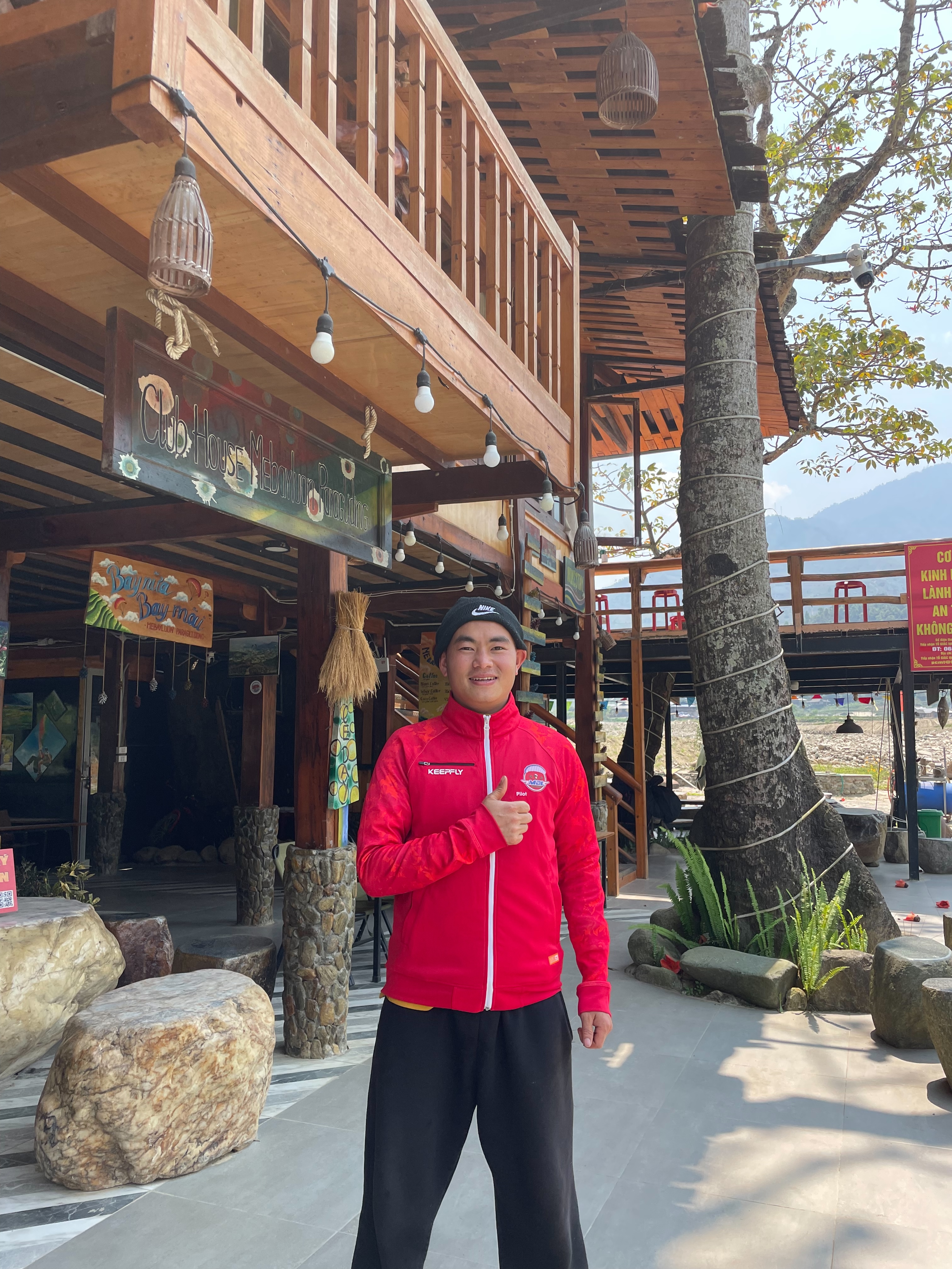 Phi công A Hùng selfie